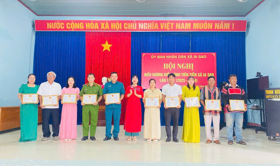 Chủ tịch UBND xã Ksor H'Khuyên tặng giấy khen cho các tập thể có thành tích xuất sắc trong phong trào thi đua yêu nước giai đoạn 2020-2025. Ảnh: V.C gen-n-z7041649085776-516083469687fc2ace3d144fe24a1e0f.jpg