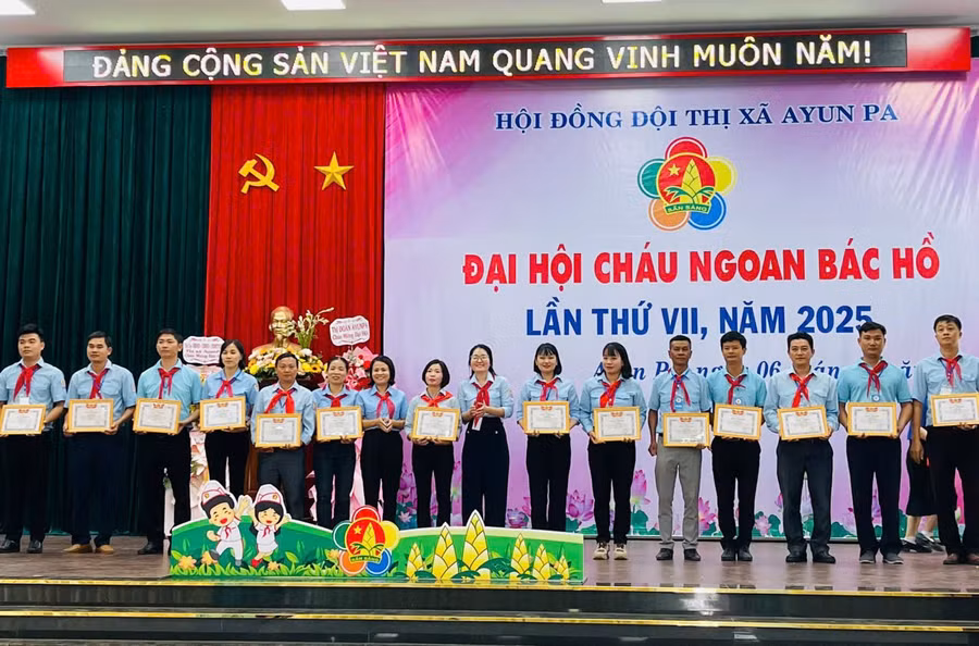 hoi-dong-doi-thi-xa-tang-giay-khen-cho-14-giao-vien-tong-phu-trach-doi-co-thanh-tich-xuat-sac-trong-cong-tac-doi-va-phong-trao-thanh-thieu-nhi-giai-doan-2020-2025-anh-vu-chi.jpg
