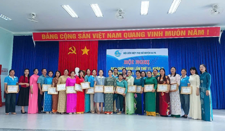 Hội LHPN huyện khen thưởng các tập thể, cá nhân có thành tích xuất sắc trong triển khai thực hiện Đề án “Hỗ trợ phụ nữ khởi nghiệp giai đoạn 2017-2025” và chương trình “Mẹ đỡ đầu” giai đoạn 2021-2025. Ảnh: Na My gen-n-z6691723440835-13e83bf0bf1511241d625812c60dd50f.jpg
