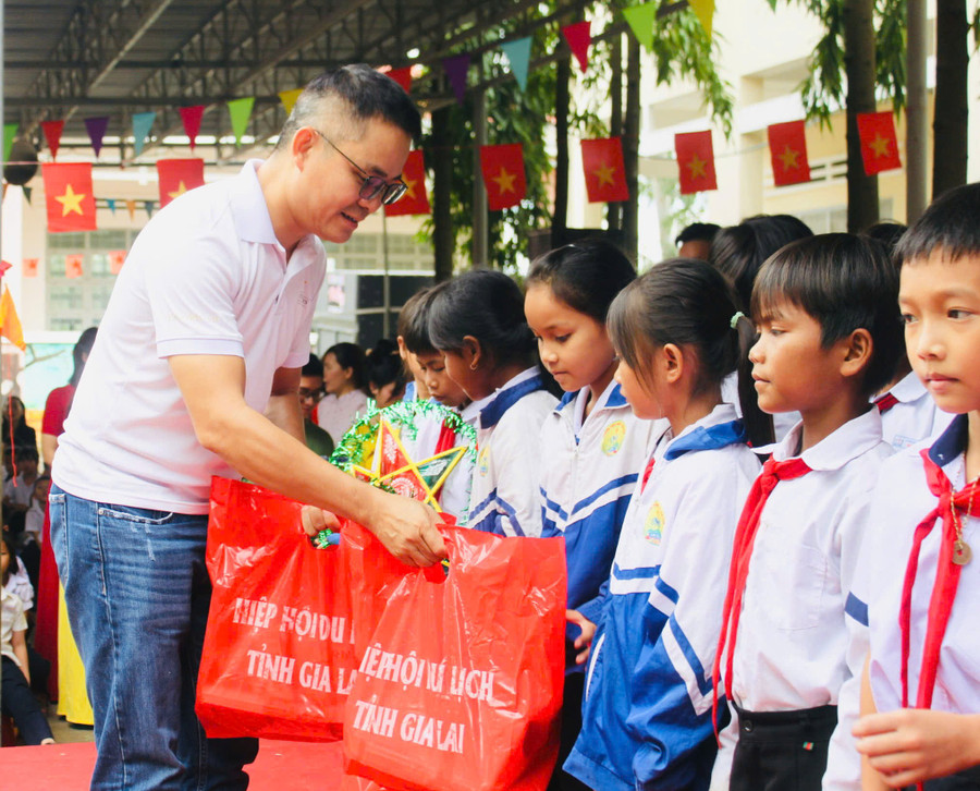 Ông Trần Trung Quảng (đại diện Công ty cổ phần địa ốc Naviland) tặng quà cho các em học sinh tại "Ngày hội Trăng rằm". Ảnh: Vũ Chi gen-h-z7081122191052-6f2706e0767367d827d574037bc90bd2.jpg