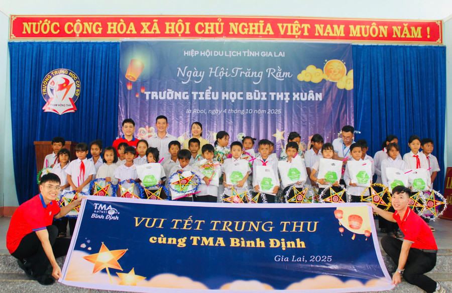 Các em học sinh Trường Tiểu học Bùi Thị Xuân vui mừng nhận quà tại chương trình "Ngày hội Trăng rằm". Ảnh: Vũ Chi gen-h-z7081122176649-c471b85cb4c15db31d6a189a3535b14d.jpg