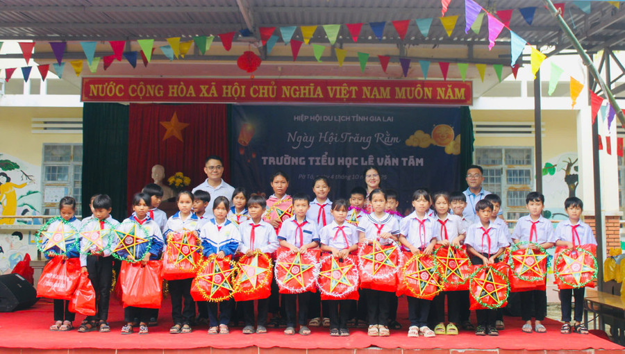 Ban tổ chức tặng quà Trung thu cho các em học sinh Trường Tiểu học Lê Văn Tám. Ảnh: Vũ Chi gen-h-z7081122193739-76b6d89a49e05f54be6d4aff936faee2.jpg