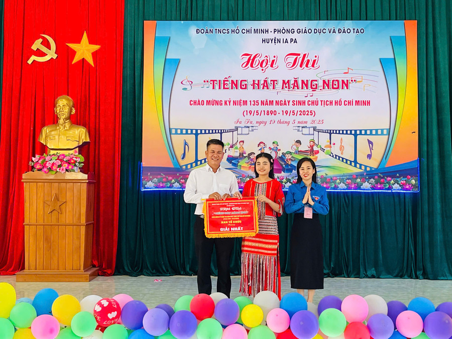 Liên đội Trường THCS Dân tộc Nội trú xuất sắc giành giải nhất hội thi "Tiếng hát măng non" huyện Ia Pa. Ảnh: Vũ Chi lien-doi-truong-thcs-dan-toc-noi-tru-huyen-xuat-sac-gianh-giai-nhat-hoi-thi-tieng-hat-mang-non-anh-vu-chi.jpg