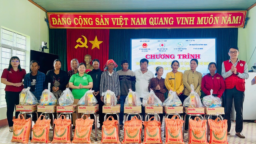 Hội Chữ thập đỏ tỉnh phối hợp với các đơn vị tài trợ, UBND xã Ia Rsai tặng quà cho hộ nghèo trong xã. Ảnh: Vũ Chi gen-h-z6823086973715-c191acb1414209ae467b7e450aea8563.jpg