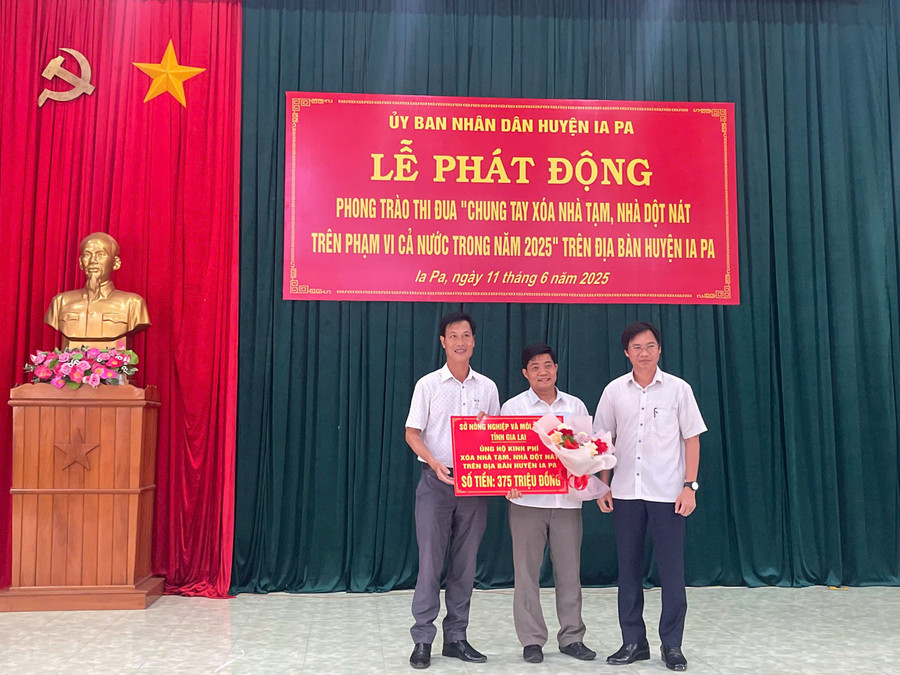 Sở Nông nghiệp và Môi trường ủng hộ chương trình xóa nhà tạm, nhà dột nát huyện Ia Pa. Ảnh: Vũ Chi so-nong-nghiep-va-moi-truong-tinh-ung-ho-chuong-trinh-xoa-nha-tam-nha-dot-nat-huyen-ia-pa-anh-vu-chi.jpg