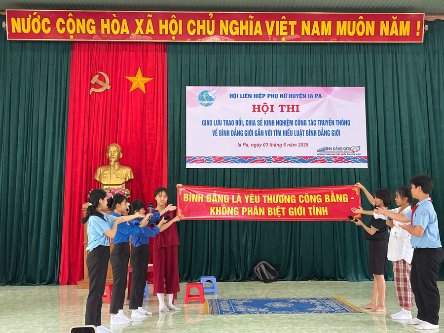 Tiểu phẩm truyền thông về bình đẳng giới của Câu lạc bộ "Thủ lĩnh của sự thay đổi" Trường THCS Phan Đình Phùng (xã Chư Răng). Ảnh: Vũ Chi tieu-pham-truyen-thong-cua-cau-lac-bo-thu-linh-cua-su-thay-doi-truong-thcs-phan-dinh-phung-xa-chu-rang-anh-vu-chi.jpg