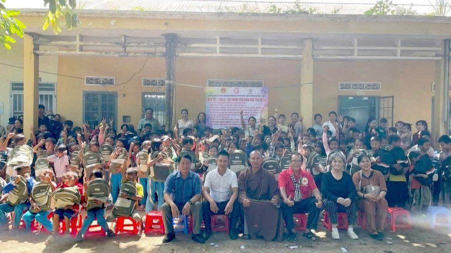 150 em học sinh nghèo của Trường Tiểu học Phan Chu Trinh (điểm trường thôn Plei Mun Măk, xã Chư A Thai) được nhận quà. Ảnh: T.H gen-n-z6803614611584-6141a66fc3d3d981a26fafd476df1efa.jpg