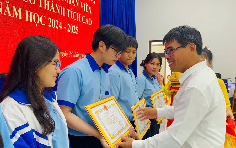 Thầy Phan Công Đương-Trưởng phòng Giáo dục và Đào tạo huyện Phú Thiện tặng giấy khen cho các em học sinh đạt thành tích cao trong các cuộc thi cấp tỉnh. Ảnh: Vũ Chi gen-h-z6737636048537-1c9fc824280e009b8b61310971f9f17c.jpg