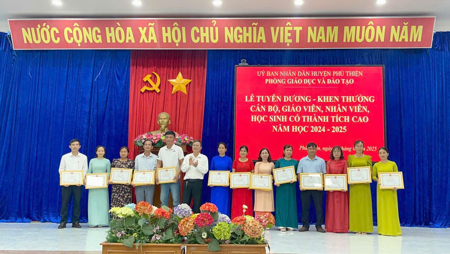 Phó Chủ tịch UBND huyện Nguyễn Ngọc Ngô (thứ 6 từ trái sang) tặng giấy khen cho các giáo viên có thành tích xuất sắc trong công tác bồi dưỡng học sinh giỏi. Ảnh: Vũ Chi gen-h-z6737636031650-5966bb1fc61a21d9668a692c4fcaabc2.jpg