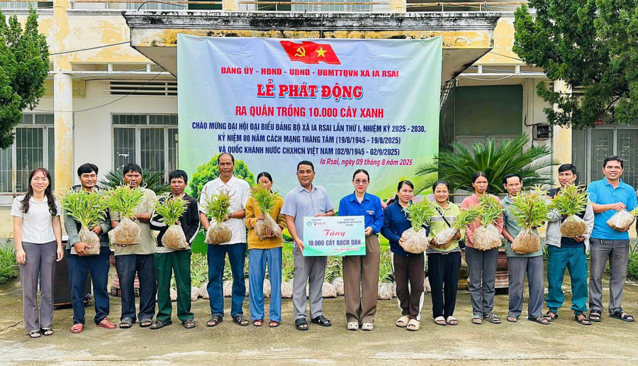 Phó Chủ tịch UBND xã Ia Rsai Lưu Thị Thương (bìa trái) trao 10.000 cây bạch đàn cho các hội, đoàn thể và các hộ gia đình đăng ký trồng rừng trên địa bàn xã. Ảnh: Q.N gen-h-z6889327700092-e92606de13b87b03c9efa204bf2867a0.jpg