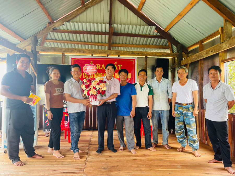 Chủ tịch UBND xã Ia Pa Lê Tiến Mạnh (thứ 4 từ trái sang) tặng hoa chúc mừng các thành viên Hợp tác xã Nông nghiệp và dịch vụ Hải Đăng. Ảnh: Vũ Chi gen-h-z6890157948899-bc4e498a3b74325b17880a3a4a812c3e.jpg