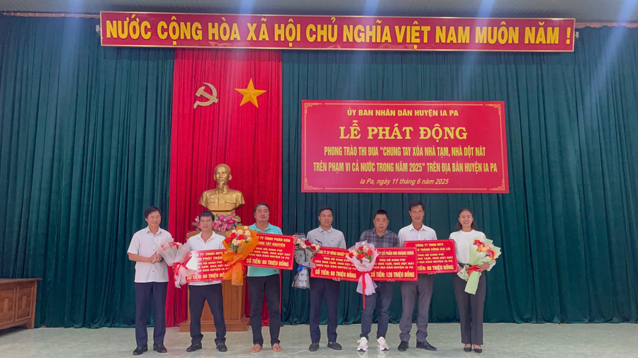 Các tổ chức, doanh nghiệp ủng hộ chương trình xóa nhà tạm, nhà dột nát huyện Ia Pa tại lễ phát động. Ảnh: Vũ Chi cac-to-chuc-doanh-nghiep-ung-chuong-trinh-xoa-nha-tam-nha-dot-nat-huyen-ia-pa-tai-le-phat-dong-anh-vu-chi.jpg