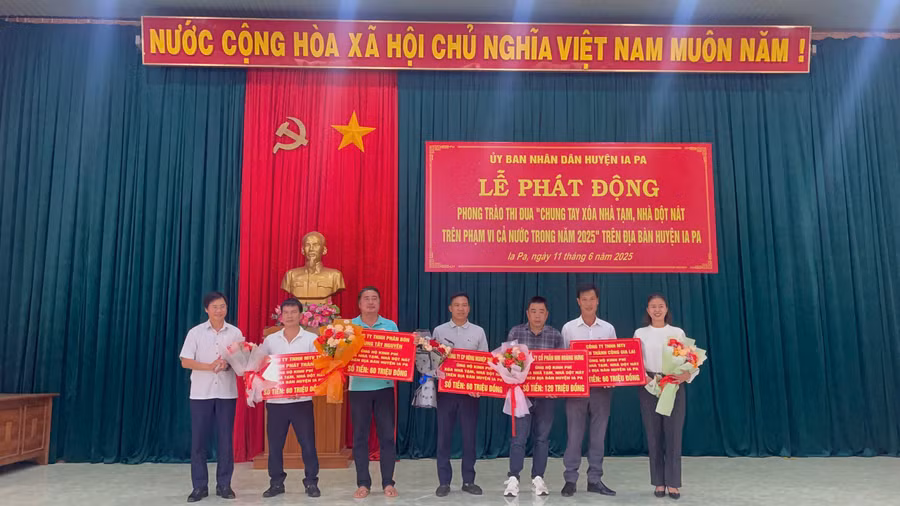 cac-to-chuc-doanh-nghiep-ung-chuong-trinh-xoa-nha-tam-nha-dot-nat-huyen-ia-pa-tai-le-phat-dong-anh-vu-chi.jpg