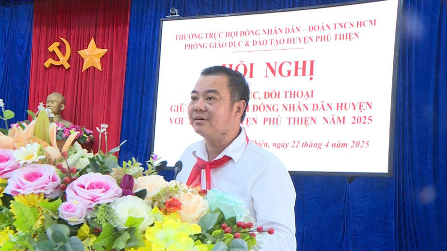 Phó Bí thư Thường trực Huyện ủy, Chủ tịch HĐND huyện Vũ Hồng Duy phát biển tại buổi đối thoại giữa đại biểu HĐND huyện với trẻ em năm 2025. Ảnh: Bảo Anh z6530215951591-41c1cc975b75b850be0b8190c6e051ce.jpg