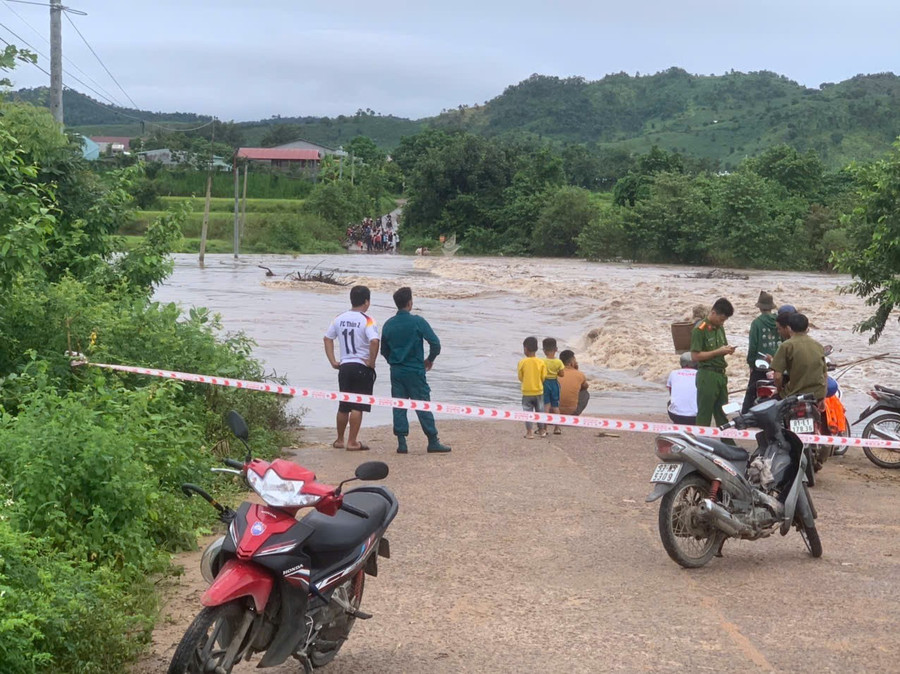 Lực lượng chức năng túc trực tại ngầm tràn thôn Mơ Nang 2. Ảnh: Người dân cung cấp z6981929485350-b0cb66f52500df3d9a156330f8f72f60.jpg