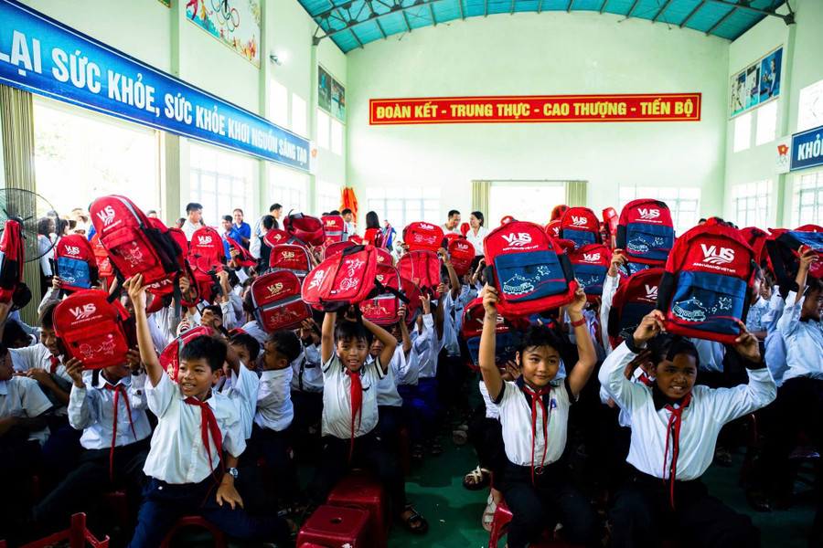 Các em học sinh phấn khởi nhận quà. Ảnh: ĐVCC gen-h-z7008109400700-a78186183a9960e87402b19b602bcbf2.jpg