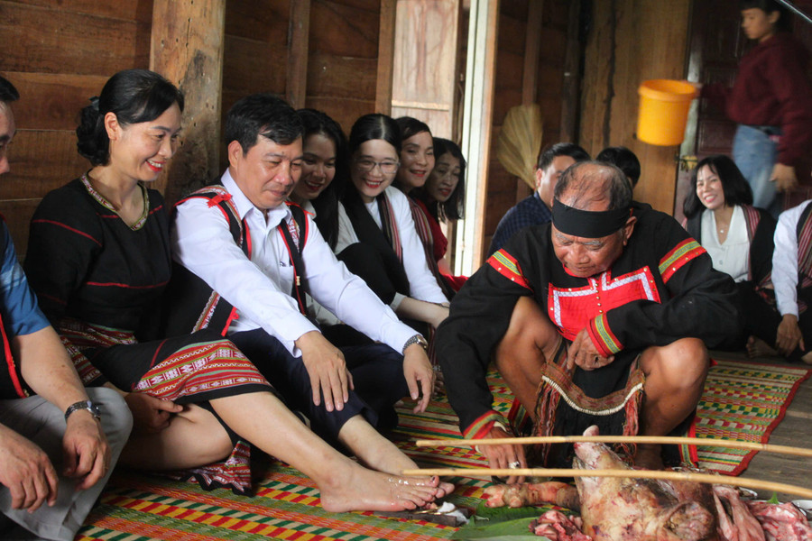 Đại diện lãnh đạo Đảng ủy 2 địa phương thực hiện nghi lễ trong lễ cúng kết nghĩa. Ảnh: Vũ Chi gen-h-z7007857152342-f4bab9ea4316db204584fb6470a2ff75.jpg