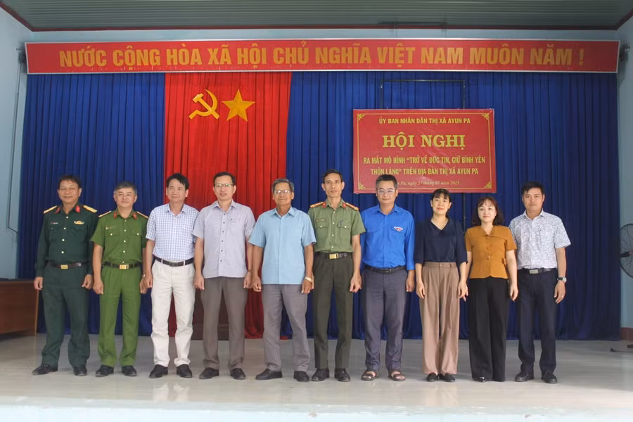 ban-chi-dao-mo-hinh-tro-ve-duc-tin-giu-binh-yen-thon-lang-tren-dia-ban-thi-xa-ayun-pa-ra-mat-hoi-nghi-anh-vu-chi.jpg