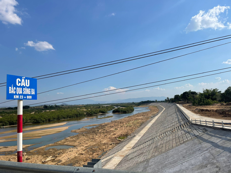 Công trình kè chống sạt lở bờ sông Ba, đoạn khu vực cầu Ia Kdăm. Ảnh: Vũ Chi cong-trinh-ke-chong-sat-lo-bo-song-khu-vuc-cau-ia-kdam-anh-vu-chi.jpg