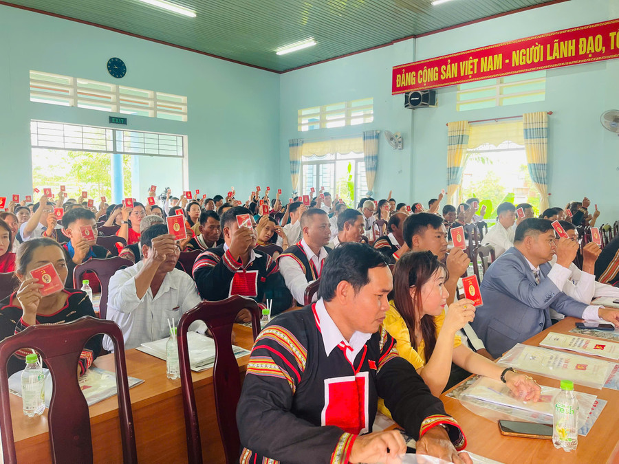 Các đại biểu biểu quyết thông qua Nghị quyết Đại hội. Ảnh: Vũ Chi gen-h-z6918334023895-edc6171db36cad88b07baebc756dafd9.jpg