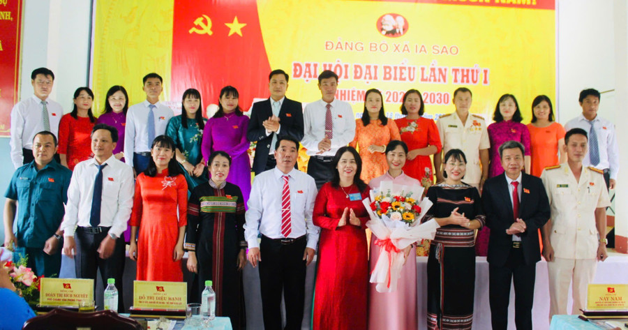 Ban Chấp hành Đảng bộ xã Ia Sao nhiệm kỳ 2025-2030 ra mắt Đại hội. Ảnh: Vũ Chi 1755487816598.jpg