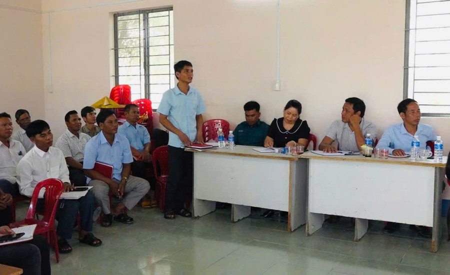 Anh Rơ Chăm Đúy, Bí thư Chi bộ kiêm Trưởng thôn Ia Jip nêu kiến nghị trong buổi tiếp công dân của đồng chí Bí thư Đảng ủy, Chủ tịch HĐND xã tại nhà văn hóa buôn. Ảnh: V.C anh-ro-cham-duy-bi-thu-chi-bo-kiem-truong-thon-ia-jip-neu-kien-nghi-trong-buoi-tiep-cong-dan-cua-dong-chi-bi-thu-dang-uy-chu-tich-hdnd-xa-tai-nha-van-hoa-buon-anh-vu-chi.jpg