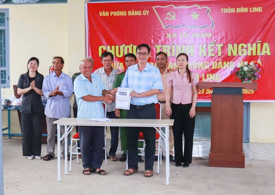 Lễ kết nghĩa giữa Văn phòng Đảng ủy xã Ia Hiao với buôn Ling. Ảnh: ĐVCC le-ket-nghia-giua-van-phong-dang-uy-xa-voi-bon-ling-anh-dvcc.jpg