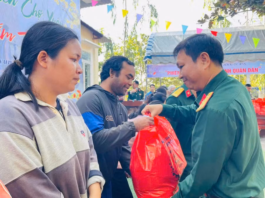 lanh-dao-ban-chi-huy-quan-su-thi-xa-trao-qua-cho-cac-ho-ngheo-tai-xa-ia-rto-tai-chuong-trinh-phien-cho-xuan-tham-tinh-quan-dan-anh-vu-chi.jpg