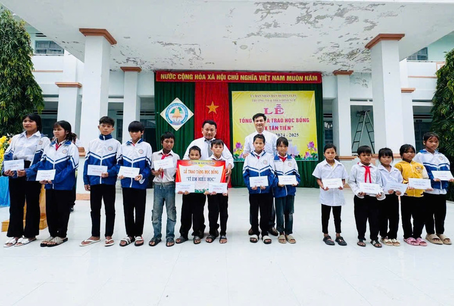 Thầy Vũ Văn Tùng phối hợp với Ban Giám hiệu Trường Tiểu học và THCS Đinh Núp tặng học bổng cho học sinh nghèo vượt khó của trường. Ảnh: Văn Tùng gen-n-z6650633206462-17cc04b4bb567217b539679f1d62901e.jpg
