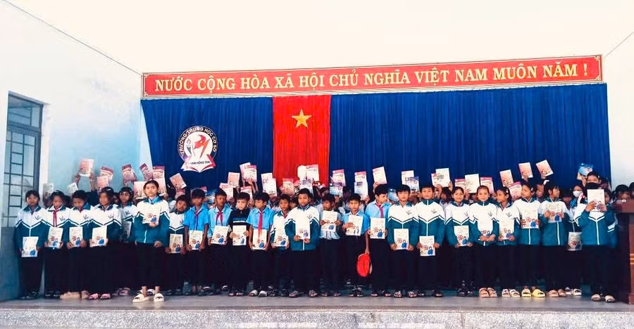truong-thcs-pham-hong-thai-xa-ia-rbol-trao-tang-sach-giao-khoa-cho-cac-em-hoc-sinh-co-hoan-canh-kho-khan-anh-dvcc.jpg