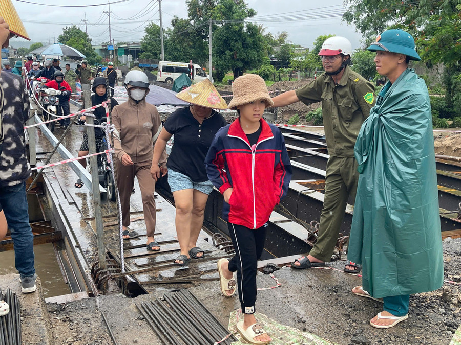 Một số dầm cầu được lắp đặt làm luồng xe tạm trên mặt cầu Plei Lôk tránh trường hợp mưa lớn tiếp tục gây chia cắt giao thông. Ảnh: Vũ Chi gen-h-z6693801021667-caf42c3feb536ff3be0c7dfb8ae7524a.jpg