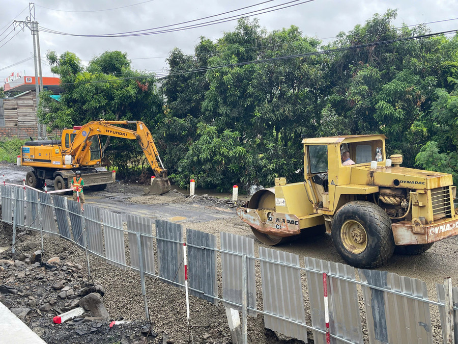 Đơn vị thi công gia cố lại con đường tạm bị ngập để thông tuyến trở lại. Ảnh: Vũ Chi gen-h-z6693788307423-eb7cd98d2bd4b77b3b1a70c3c59747da.jpg