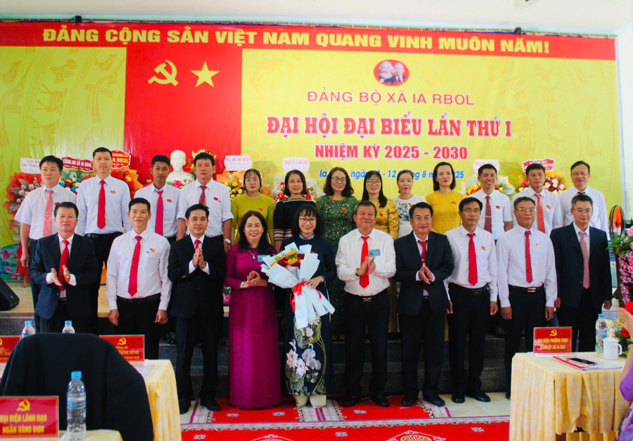 Ban Chấp hành Đảng bộ xã Ia Rbol nhiệm kỳ 2025-2030 ra mắt Đại hội. Ảnh: Vũ Chi gen-h-z6898531367088-55e69d732aa6c48f0946290b9077bfa7.jpg