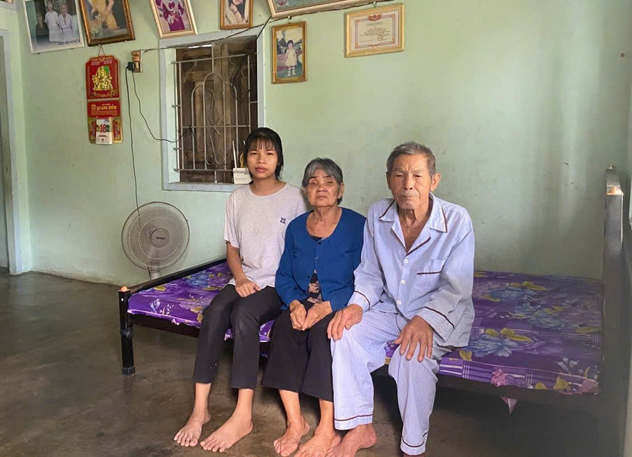 Em Nguyễn Huỳnh Thanh Trúc (bìa trái) mong ước sau này trở thành giáo viên mầm non để có thể phụng dưỡng ông bà ngoại. Ảnh: Vũ Chi z6612031959652-1a93e53196b969eb8784dbf0341a9032.jpg