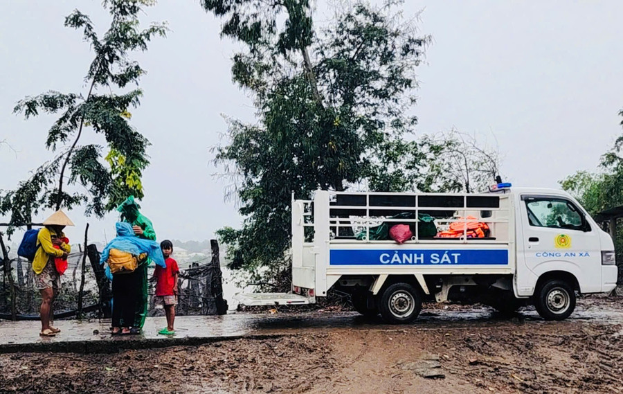 luc-luong-cong-an-xa-ho-tro-di-doi-nguoi-dan-buon-ju-den-noi-tranh-lu-an-toan-anh-dvcc.jpg