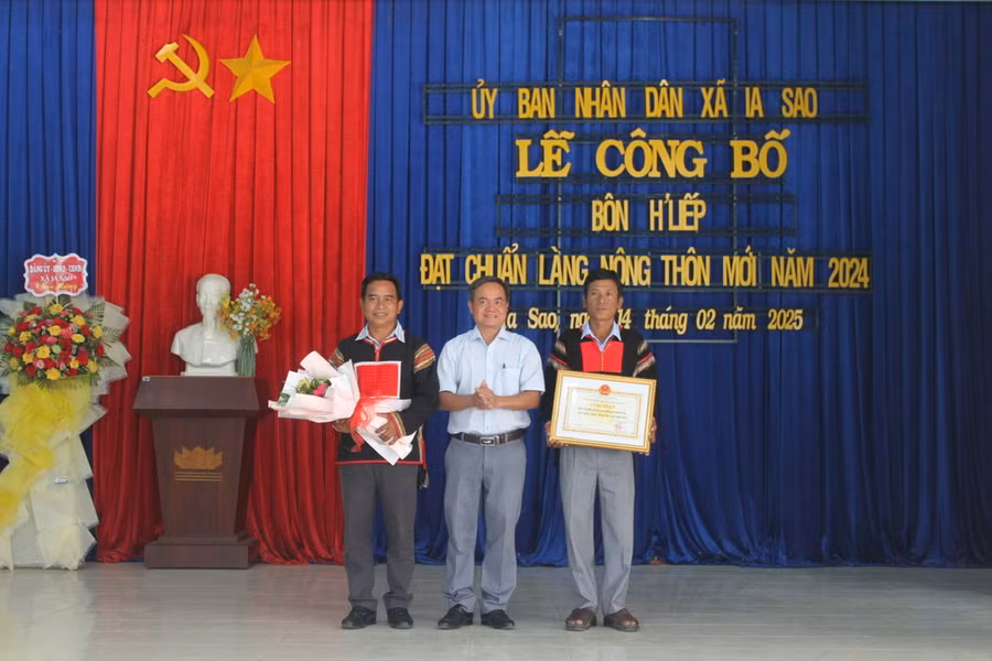 pho-chu-tich-ubnd-thi-xa-dang-xuan-toan-dung-giua-trao-quyet-dinh-cong-nhan-dat-chuan-ntm-nam-2024-cho-can-bo-va-nhan-dan-bon-hliep-anh-vu-chi.jpg