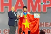 Vũ Hoàng Nam nhận giải Overall Champion tại Kỳ thi Olympic Toán học Thiếu niên Quốc tế (IJMO) 2025. Ảnh: ĐVCC
