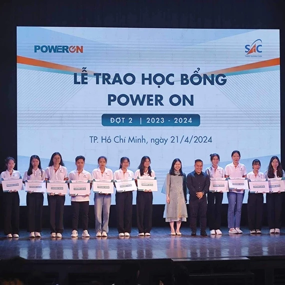 Rơ Lan Giáo (thứ 7 từ trái sang) nhận học bổng Power On đợt 2 năm học 2023-2024 tại TP. Hồ Chí Minh. Ảnh: NVCC