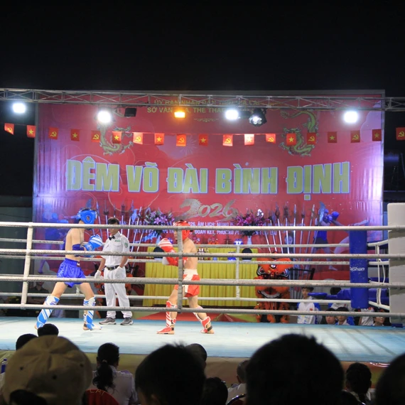 Không khí sôi động và hào hùng của chương trình “Đêm võ đài Bình Định” lần đầu tiên được tổ chức tại Quảng trường Đại Đoàn Kết, phường Pleiku vào hai đêm 25 và 26-2-2026, thu hút đông đảo du khách và nhân dân khu vực phía Tây tỉnh Gia Lai đến thưởng thức.