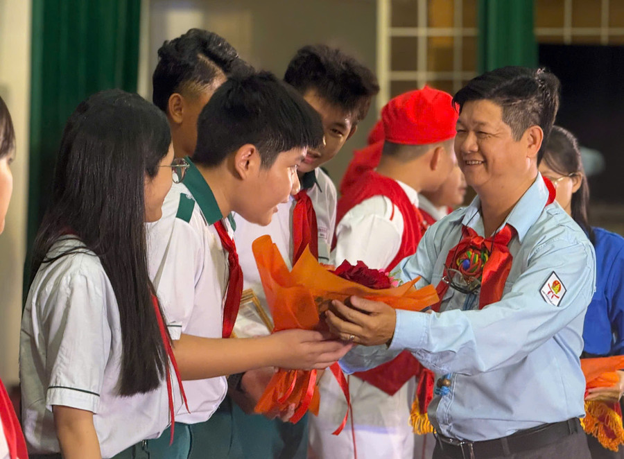 Ban tổ chức trao giải nhất phần thi tiếng kèn đội ta cho Trường THCS Võ Xán (xã Tây Sơn). Ảnh: Hồ Điệp z7056118261923-f79ad273a5167831af67719c39ba1a12.jpg