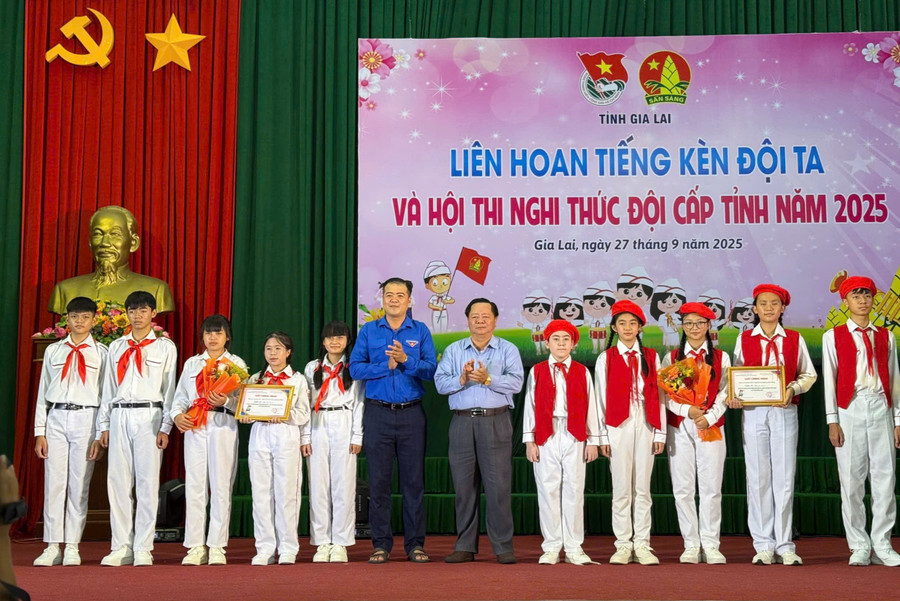 Ban tổ chức trao giải cho các đội thi. Ảnh: Hồ Điệp z7056118250234-1764cce5c849c73308ad3387f5c7b539.jpg