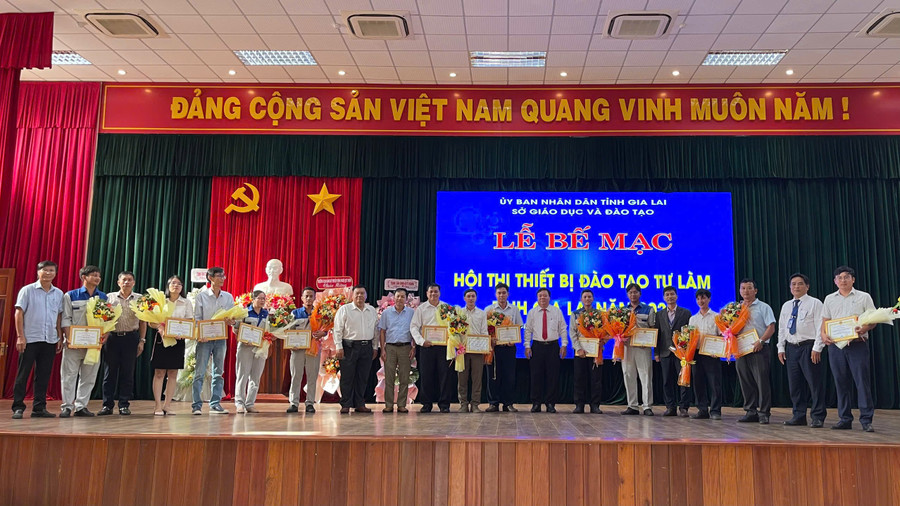 Ban tổ chức trao giải cho các đội. Ảnh: Hồ Điểm 1.jpg