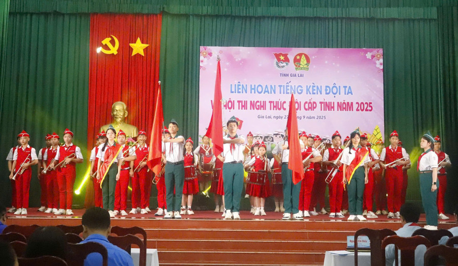 Phần thi nghi thức của Trường THCS Võ Xán (xã Tây Sơn). Ảnh: Hồ Điệp z7055142941652-a400ef1a034b154f9e81690dadecc4f5.jpg
