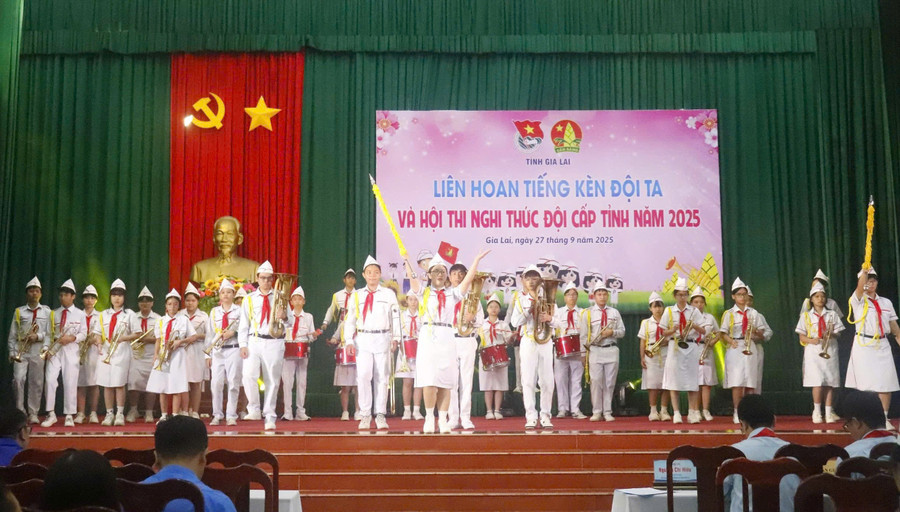 Phần thi nghi thức của Trường THCS Ngô Mây (phường Quy Nhơn Nam). Ảnh: Hồ Điệp z7055142930748-2440d4df4e15da9965373b7faf646420.jpg