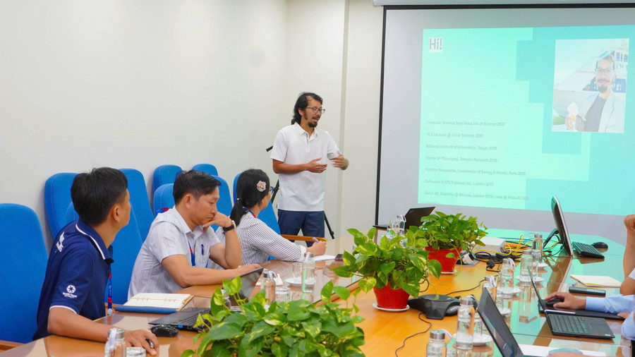 TS. Nguyễn Đình Phong trao đổi về xu hướng ứng dụng AI trong các lĩnh vực y tế, giáo dục, nông nghiệp. Ảnh: ĐVCC z6922578772628-9c45c553482359cd8c88b3a586ae1ebc.jpg