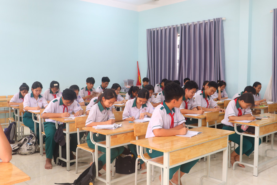 Học sinh phổ thông học 2 buổi/ ngày từ năm học 2025 - 2026. Trong ảnh: Một tiết học của học sinh Trường THCS Võ Xán (xã Tây Sơn). Ảnh: Hồ Điểm img-0948.jpg