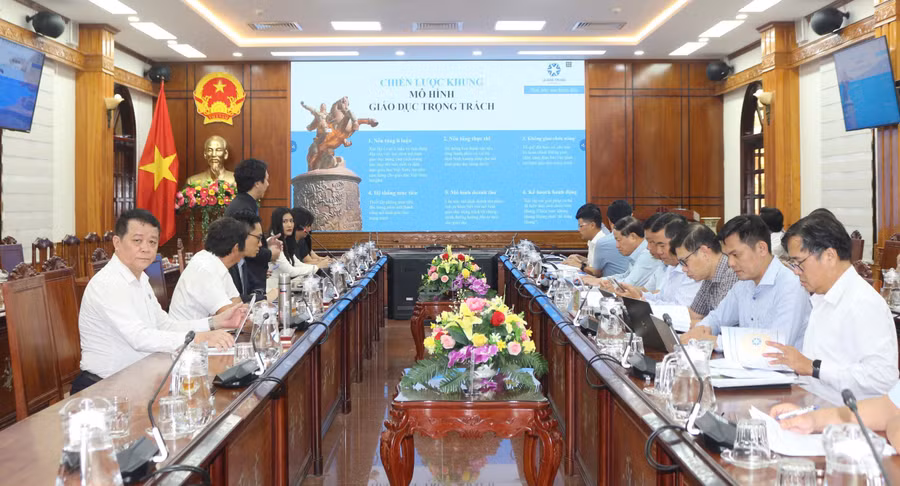 ubnd-tinh-lam-viec-voi-dai-hoc-quang-trung-va-na-bank.jpg