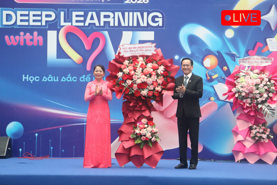 Đồng chí Nguyễn Thị Phong Vũ, Ủy viên Ban Thường vụ Tỉnh ủy, Trưởng Ban Tuyên giáo và Dân vận Tỉnh ủy tặng hoa chúc mừng Trường THPT FPT Quy Nhơn. Ảnh: Hồ Điểm img-3874-5580.jpg
