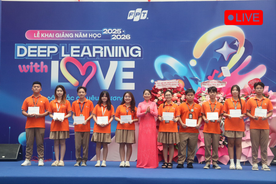 Đồng chí Nguyễn Thị Phong Vũ trao học bổng cho học sinh có thành tích xuất sắc trong học tập. Ảnh: Hồ Điểm img-3913-205.jpg