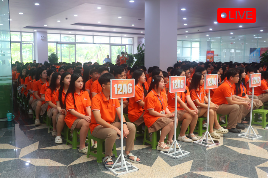 Học sinh Trường THPT FPT Quy Nhơn hào hứng tham gia lễ khai giảng. Ảnh: Hồ Điểm img-3840-5996.jpg